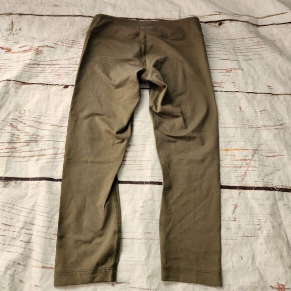 Nobull Mid Rise Capri Leggings Size Medium - Picture 2 of 3